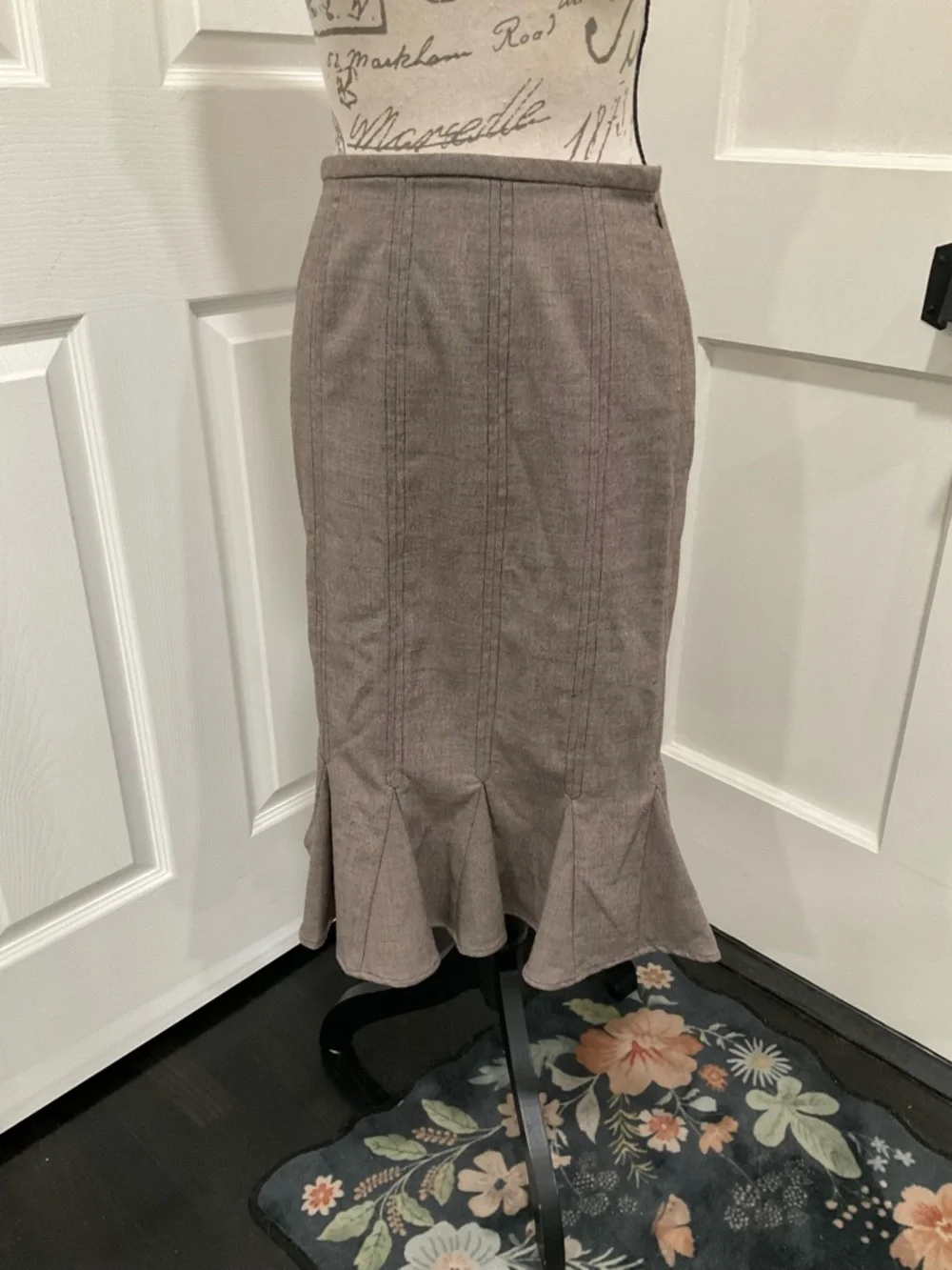SUNNY LEIGH SKIRT WITH RUFFLE BOTTOM‎